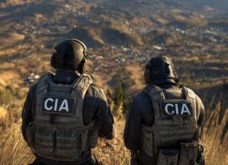 México confirma presencia legal de agentes de la CIA en su territorio Dos agentes de la CIA con equipo táctico observan un paisaje montañoso.