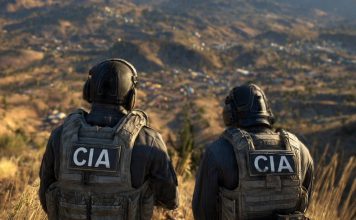 México confirma presencia legal de agentes de la CIA en su territorio Dos agentes de la CIA con equipo táctico observan un paisaje montañoso.