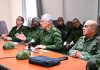 Díaz-Canel supervisa preparativos de defensa ante eventuales amenazas externas Oficiales militares cubanos participan en una reunión de trabajo.