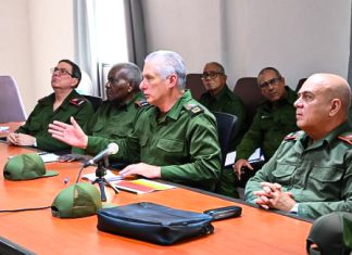 Díaz-Canel supervisa preparativos de defensa ante eventuales amenazas externas Oficiales militares cubanos participan en una reunión de trabajo.