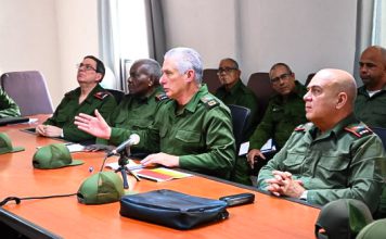 Díaz-Canel supervisa preparativos de defensa ante eventuales amenazas externas Oficiales militares cubanos participan en una reunión de trabajo.