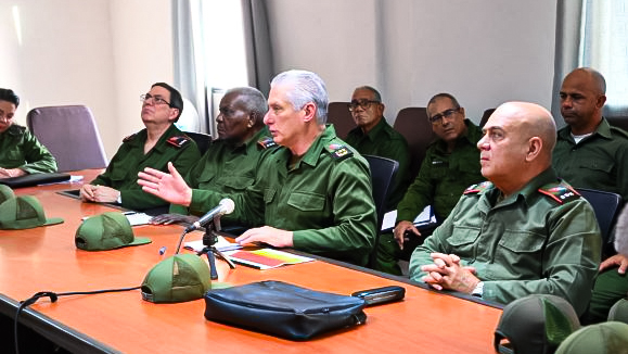 Oficiales militares cubanos participan en una reunión de trabajo.