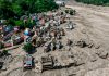 Alud causa una de las peores tragedias en la frontera entre Nepal y China Vista aérea de viviendas afectadas por un deslizamiento de tierra en Nepal.