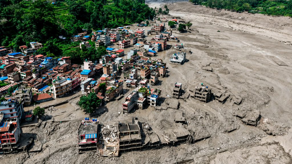Vista aérea de viviendas afectadas por un deslizamiento de tierra en Nepal.
