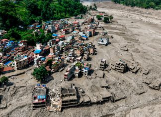 Alud causa una de las peores tragedias en frontera con Nepal y China Vista aérea de viviendas afectadas por un deslizamiento de tierra en Nepal.