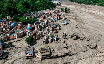 Alud causa una de las peores tragedias en frontera con Nepal y China Vista aérea de viviendas afectadas por un deslizamiento de tierra en Nepal.