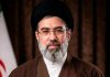 Ayatolá Jameneí: El camino del progreso de Irán jamás será la sumisión a Estados Unidos El ayatolá Seyed Mojtaba Jameneí, líder de la Revolución Islámica de Irán, frente a la bandera iraní.