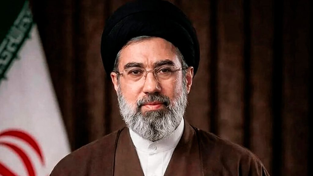 El ayatolá Seyed Mojtaba Jameneí, líder de la Revolución Islámica de Irán, frente a la bandera iraní.