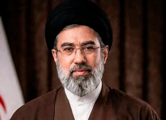 Ayatolá Jameneí: El camino del progreso de Irán jamás será la sumisión a Estados Unidos El ayatolá Seyed Mojtaba Jameneí, líder de la Revolución Islámica de Irán, frente a la bandera iraní.
