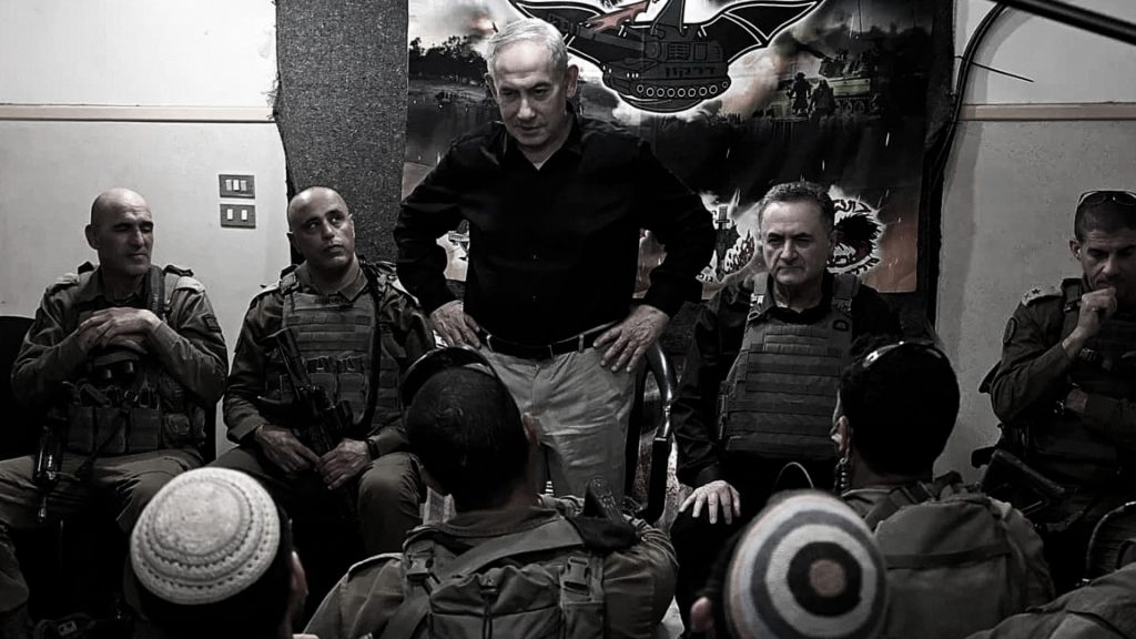 Benjamín Netanyahu junto a altos mandos militares israelíes durante una visita a soldados en la Zona de Seguridad del Líbano.