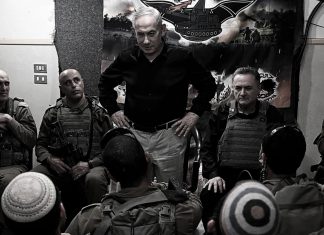 Tensiones entre Benjamín Netanyahu y las FDI en plena batalla electoral Benjamín Netanyahu junto a altos mandos militares israelíes durante una visita a soldados en la Zona de Seguridad del Líbano.