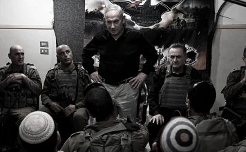 Tensiones entre Benjamín Netanyahu y las FDI en plena batalla electoral Benjamín Netanyahu junto a altos mandos militares israelíes durante una visita a soldados en la Zona de Seguridad del Líbano.