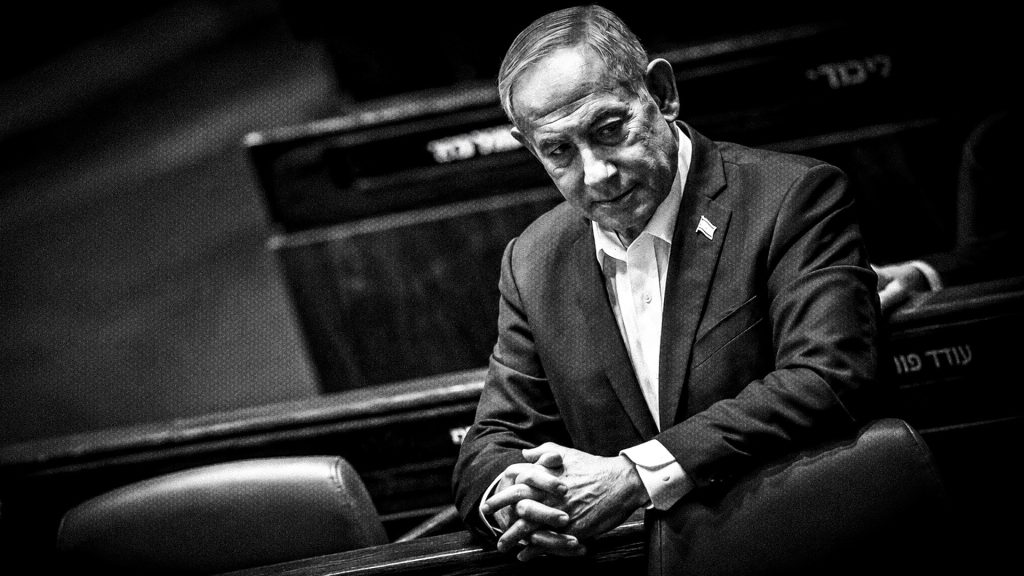 Benjamin Netanyahu sentado durante una votación en la Knéset en Jerusalén.