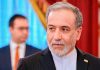 Irán: Donald Trump busca ocultar la crisis de Estados Unidos Canciller iraní, Abbas Araghchi de pie y viendo hacia la derecha