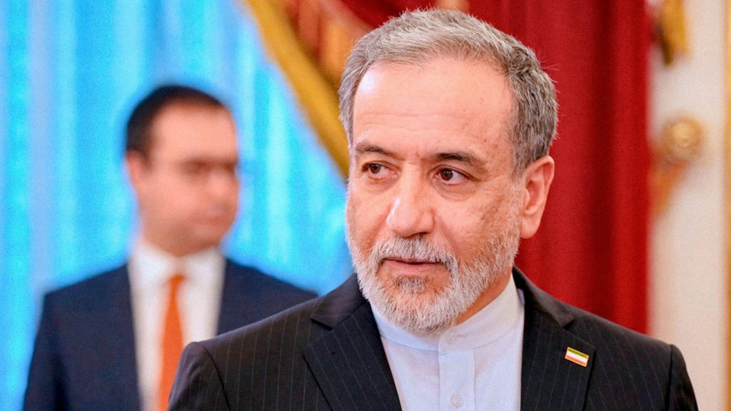 Canciller iraní, Abbas Araghchi de pie y viendo hacia la derecha