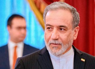 Irán: Donald Trump busca ocultar la crisis de Estados Unidos Canciller iraní, Abbas Araghchi de pie y viendo hacia la derecha