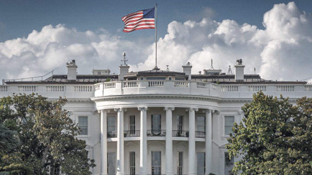 Casa Blanca de Estados Unidos con la bandera estadounidense.