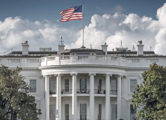 La Casa Blanca asegura que Canadá no podrá sobrevivir sin Estados Unidos Casa Blanca de Estados Unidos con la bandera estadounidense.