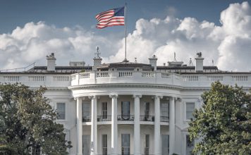 La Casa Blanca asegura que Canadá no podrá sobrevivir sin Estados Unidos Casa Blanca de Estados Unidos con la bandera estadounidense.