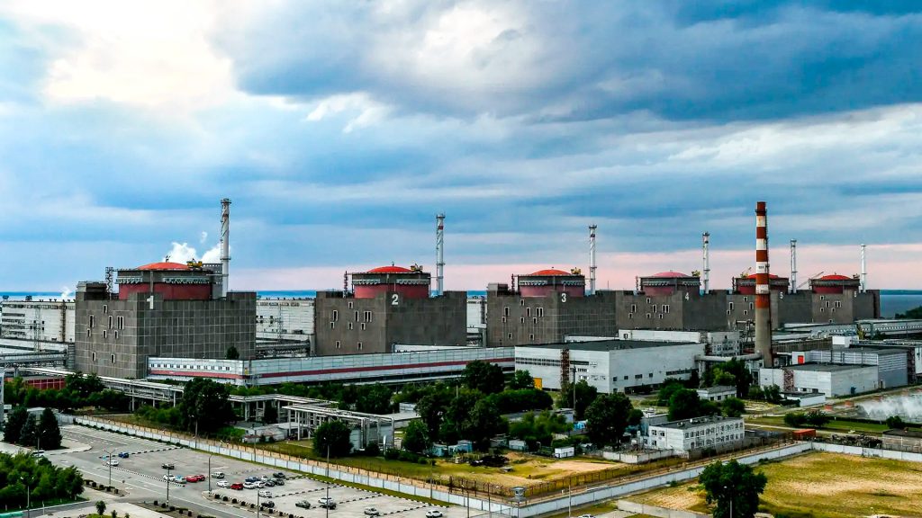 Vista de la central nuclear de Zaporozhie, Ucrania, con sus seis reactores.