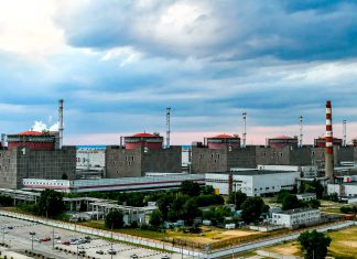 Ataque con dron ucraniano deja dos heridos en central nuclear de Zaporozhie Vista de la central nuclear de Zaporozhie, Ucrania, con sus seis reactores.