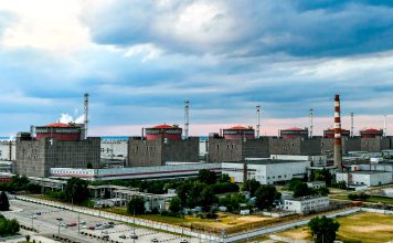 Ataque con dron ucraniano deja dos heridos en central nuclear de Zaporozhie Vista de la central nuclear de Zaporozhie, Ucrania, con sus seis reactores.