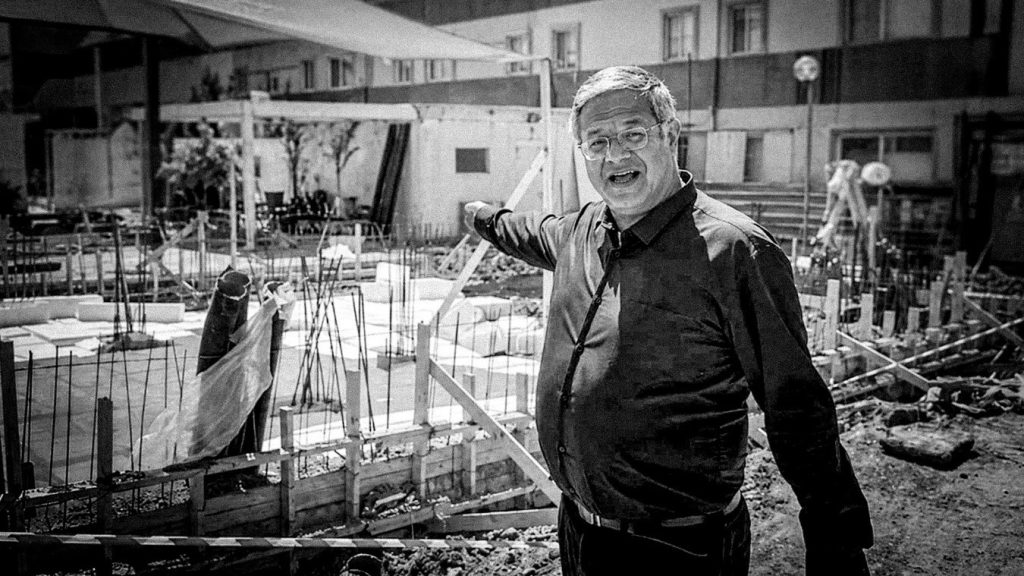 Funcionario israelí señala una zona de construcción de un centro de detención destinado a ejecutar a palestinos