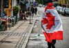 Proponen eliminar nombre de Trump de una avenida en Canadá Ciudadano canadiense camina por una calle de Ottawa con una bandera de Canadá.