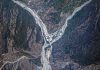 Imágenes satelitales muestran colapso glaciar que provocó tragedia en Nepal y China Imagen satelital del cruce fronterizo de Rasuwagadhi entre Nepal y China en una zona montañosa.