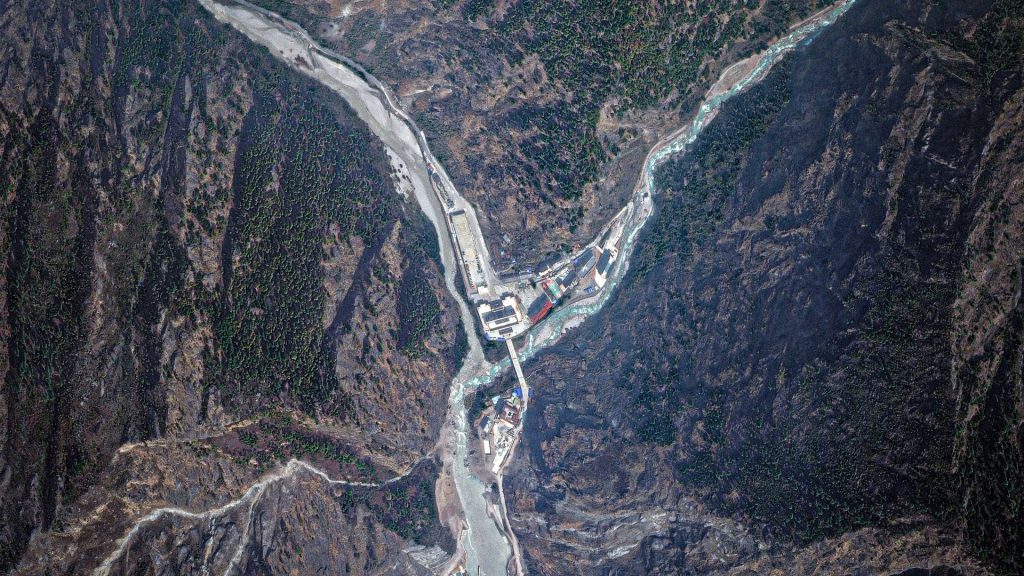 Imagen satelital del cruce fronterizo de Rasuwagadhi entre Nepal y China en una zona montañosa.