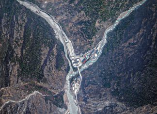 Imágenes satelitales muestran colapso glaciar que provocó tragedia en Nepal y China Imagen satelital del cruce fronterizo de Rasuwagadhi entre Nepal y China en una zona montañosa.