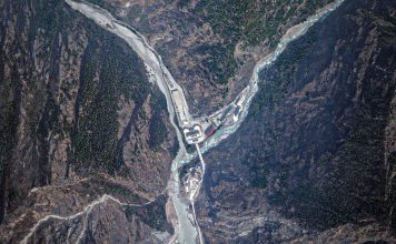 Imágenes satelitales muestran colapso glaciar que provocó tragedia en Nepal y China Imagen satelital del cruce fronterizo de Rasuwagadhi entre Nepal y China en una zona montañosa.