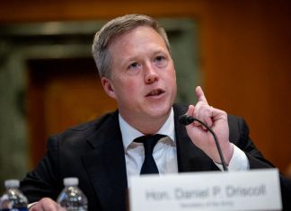 Renuncia jefe del Ejército de Estados Unidos Dan Driscoll, jefe del Ejército de Estados Unidos, durante una comparecencia ante el Senado.