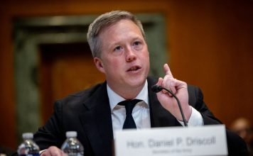 Renuncia jefe del Ejército de Estados Unidos Dan Driscoll, jefe del Ejército de Estados Unidos, durante una comparecencia ante el Senado.
