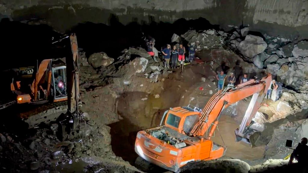 Equipos de rescate trabajan tras el derrumbe de una mina ilegal de oro en Nariño, Colombia