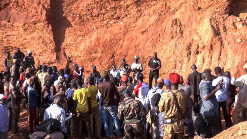 Personas y equipos de seguridad en una mina de oro tras un derrumbe en República Centroafricana