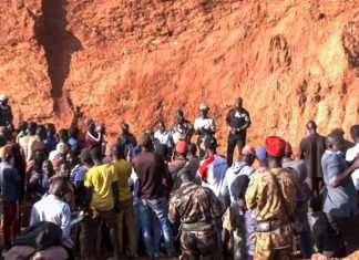 Más de 100 muertos por derrumbe de mina de oro en República Centroafricana Personas y equipos de seguridad en una mina de oro tras un derrumbe en República Centroafricana