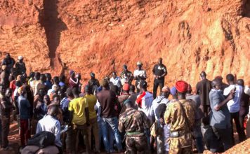 Más de 100 muertos por derrumbe de mina de oro en República Centroafricana Personas y equipos de seguridad en una mina de oro tras un derrumbe en República Centroafricana