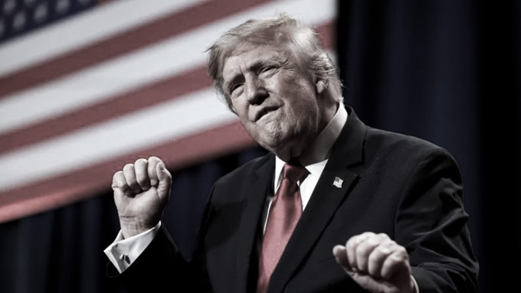 Donald Trump pronuncia un discurso con la bandera de Estados Unidos al fondo durante un evento en Las Vegas.