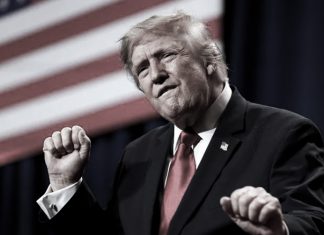 Irán califica de “parodia” la política de Estados Unidos Donald Trump pronuncia un discurso con la bandera de Estados Unidos al fondo durante un evento en Las Vegas.