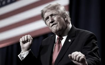 Irán califica de “parodia” la política de Estados Unidos Donald Trump pronuncia un discurso con la bandera de Estados Unidos al fondo durante un evento en Las Vegas.