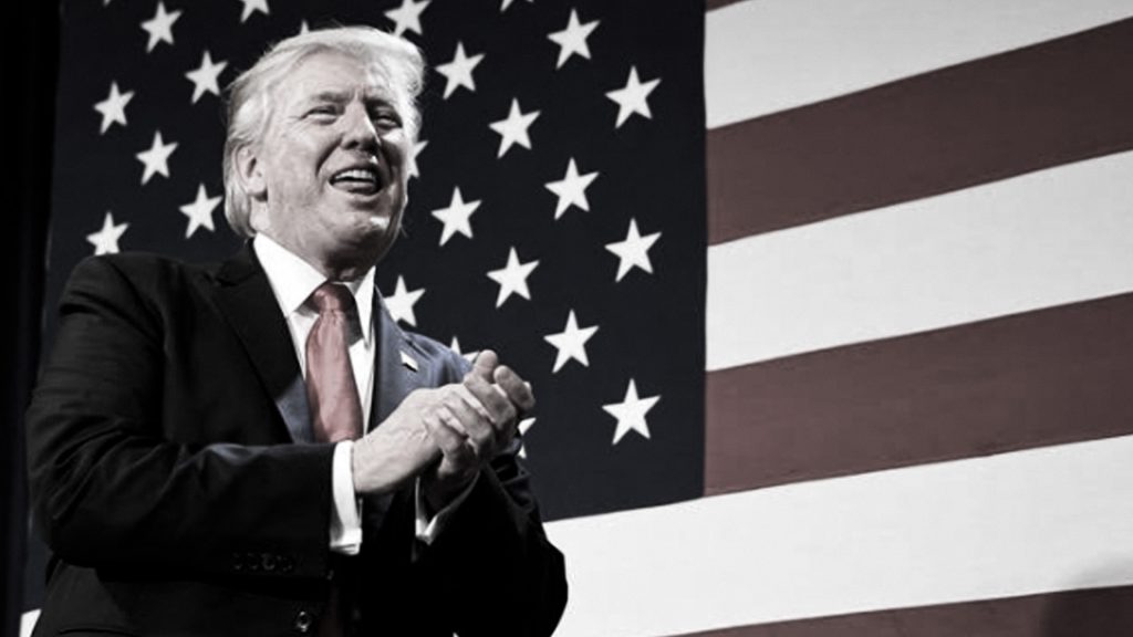 Donald Trump gesticula durante una conferencia de prensa en Washington.