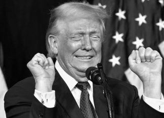 Deuda récord y guerra ponen contra las cuerdas a Estados Unidos Donald Trump habla frente a banderas de Estados Unidos durante un acto público.