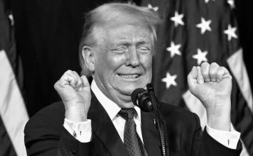 Deuda récord y guerra ponen contra las cuerdas a Estados Unidos Donald Trump habla frente a banderas de Estados Unidos durante un acto público.