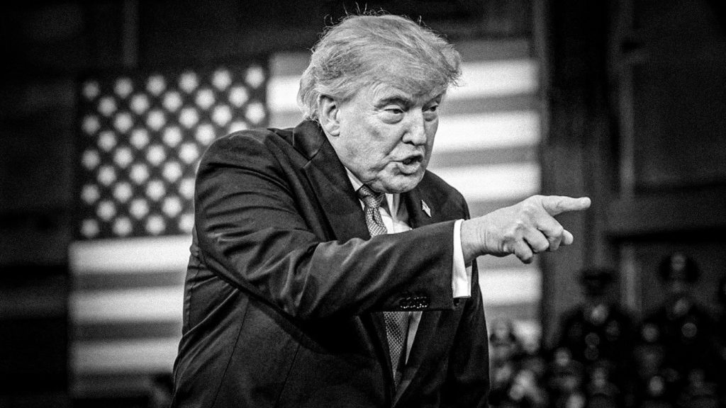Donald Trump, presidente de los Estados Unidos senalando con el dedo durante conferencia