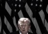 Donald Trump a Canadá: No tienen nada que nosotros necesitemos Presidente de Estados Unidos habla frente a banderas estadounidenses.