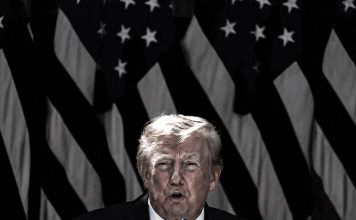 Donald Trump a Canadá: No tienen nada que nosotros necesitemos Presidente de Estados Unidos habla frente a banderas estadounidenses.