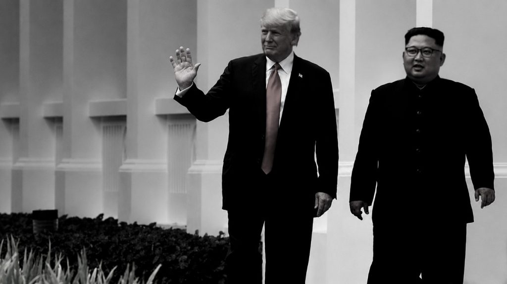 Presidente de los Estados Unidos, Donald Trump, junto al líder de Corea del Norte, Kim Jong-un, caminando juntos durante la primera cumbre en Singapur en junio de 2018.