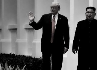 Donald Trump espera reunirse con Kim Jong-un este año Presidente de los Estados Unidos, Donald Trump, junto al líder de Corea del Norte, Kim Jong-un, caminando juntos durante la primera cumbre en Singapur en junio de 2018.