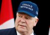 Canadá llama a Donald Trump “el rey de las bancarrotas” Doug Ford con gorra que dice “Canadá no está en venta”